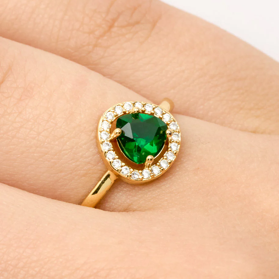 Emeralds and diamond circle